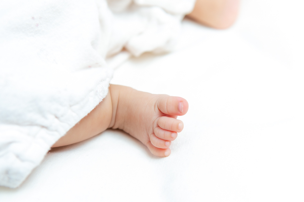 新生児の足の写真